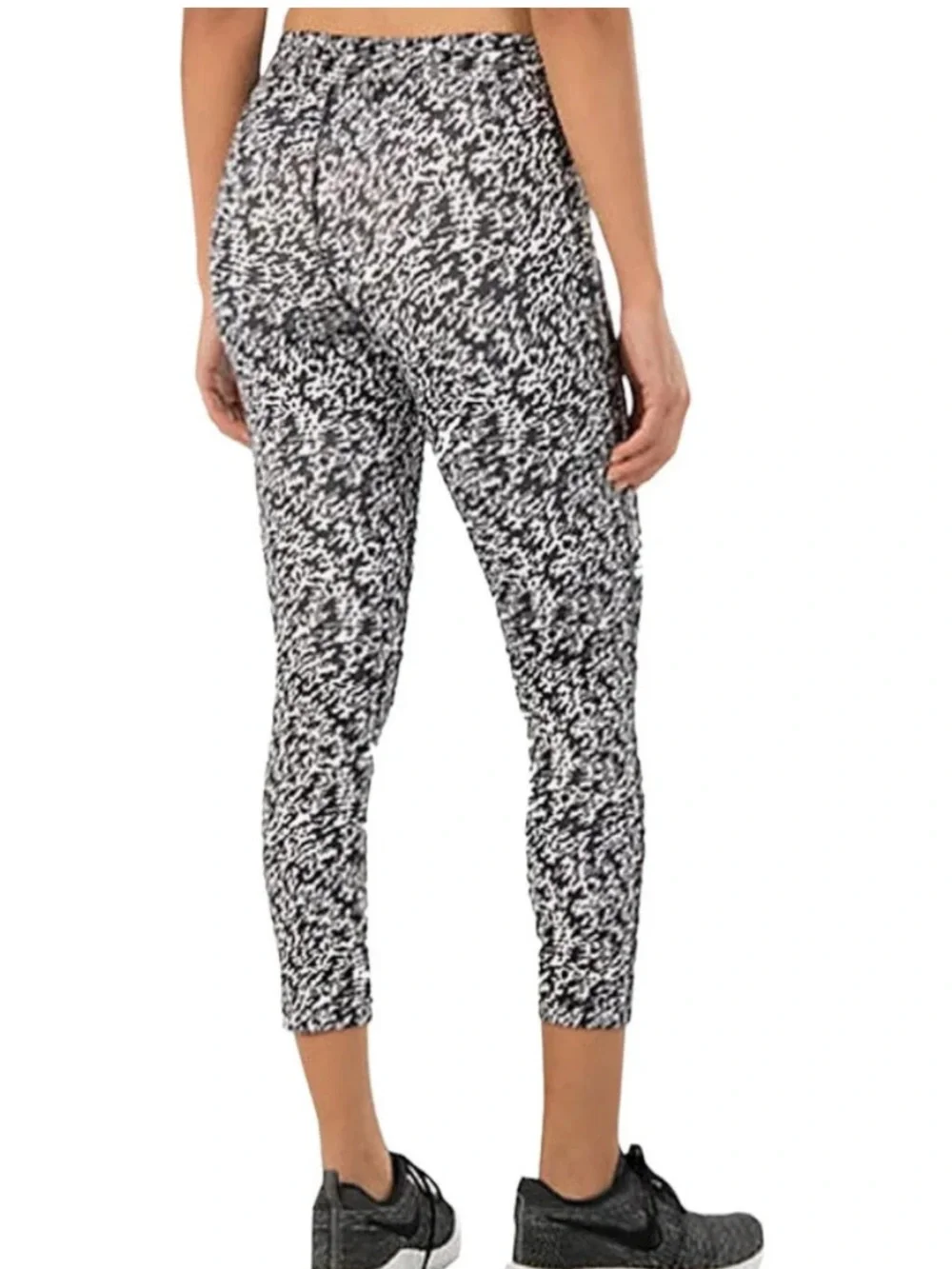 Nike Pronto Essential Running Crop Leggings in Black & White Print | Size Large